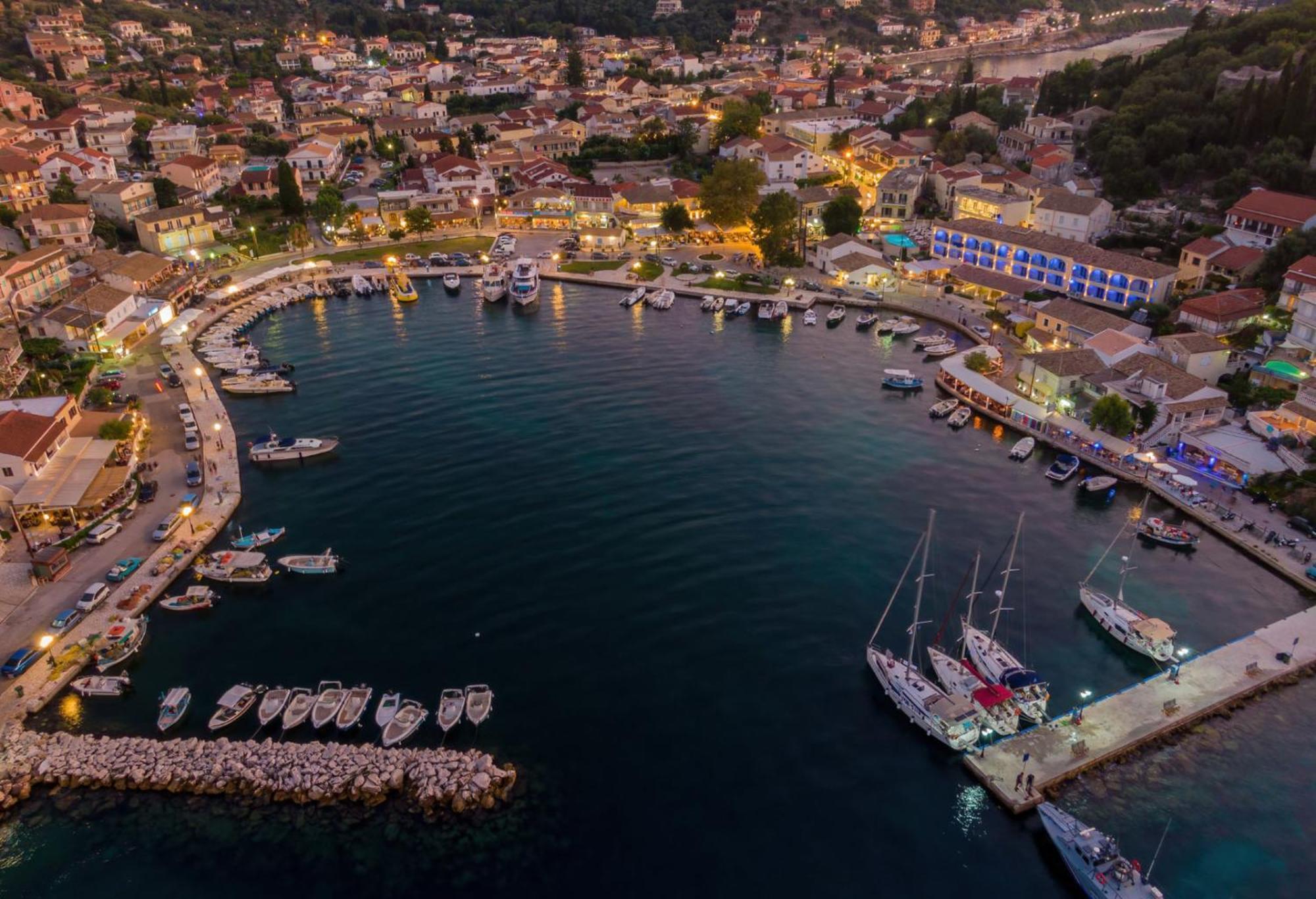 Kassiopi Piazza Suites Bagian luar foto